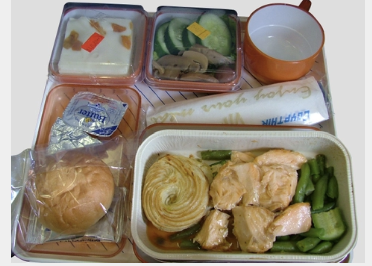 “Chicken or… Cardboard?” – The Decline of Airline Food and Why We Bring Our Own